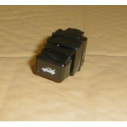 KNOPF ZUM ÖFFNEN DER KOFFERRAUMKLAPPE