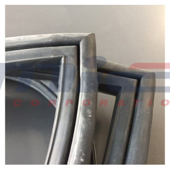 Ferrari / 330 GT 2+2 series 1 / DICHTUNGSSTREIFEN FÜR DIE HECKSCHEIBE (MK 2) Ferrari / 330 GT 2+2 series 1 / DICHTUNGSSTREIFEN FÜR DIE HECKSCHEIBE (MK 2)