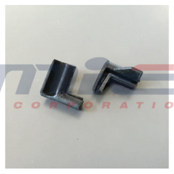 Ferrari / 365 GTC / PORTE D'ANGLE SUPÉRIEUR EN CAOUTCHOUC RH/LH (côté arrière) Ferrari / 365 GTC / PORTE D'ANGLE SUPÉRIEUR EN CAOUTCHOUC RH/LH (côté arrière)