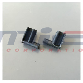 Ferrari / 365 GTC / PORTE D'ANGLE SUPÉRIEUR EN CAOUTCHOUC RH/LH (côté arrière) Ferrari / 365 GTC / PORTE D'ANGLE SUPÉRIEUR EN CAOUTCHOUC RH/LH (côté arrière)