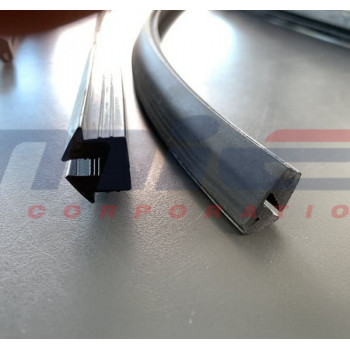 Ferrari / 208 GTB/GTS / RECHTS/LINKS (Kompletter Satz) GUMMI-DICHTUNG FESTVERBUNDENE GLASFLÜCHE Ferrari / 208 GTB/GTS / RECHTS/LINKS (Kompletter Satz) GUMMI-DICHTUNG FESTVERBUNDENE GLASFLÜCHE