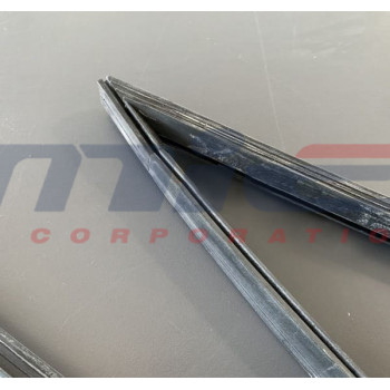 Ferrari / 208 GTB/GTS / RECHTS/LINKS (Kompletter Satz) GUMMI-DICHTUNG FESTVERBUNDENE GLASFLÜCHE Ferrari / 208 GTB/GTS / RECHTS/LINKS (Kompletter Satz) GUMMI-DICHTUNG FESTVERBUNDENE GLASFLÜCHE