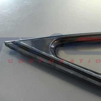 Ferrari / 246 Dino GTS / GUARNIZIONE DEFLETTORE DX Ferrari / 246 Dino GTS / GUARNIZIONE DEFLETTORE DX