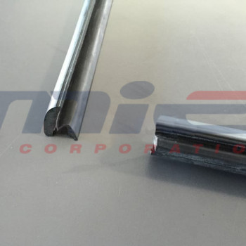 Ferrari / 246 Dino GTS / GUARNIZIONE DEFLETTORE SX Ferrari / 246 Dino GTS / GUARNIZIONE DEFLETTORE SX