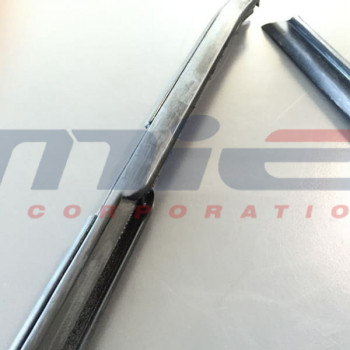 Ferrari / 246 Dino GTS / GUARNIZIONE DEFLETTORE SX Ferrari / 246 Dino GTS / GUARNIZIONE DEFLETTORE SX