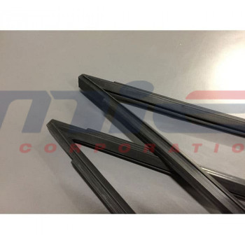 Ferrari / F 40 / GUARNIZIONI VETRI FISSI ANTERIORI DX-SX (SET COMPLETO) Ferrari / F 40 / GUARNIZIONI VETRI FISSI ANTERIORI DX-SX (SET COMPLETO)