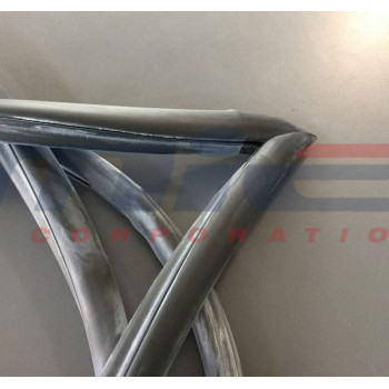 Ferrari / 348 GTB/GTS / DICHTUNGSSTREIFEN FÜR DIE HECKSCHEIBE Ferrari / 348 GTB/GTS / DICHTUNGSSTREIFEN FÜR DIE HECKSCHEIBE