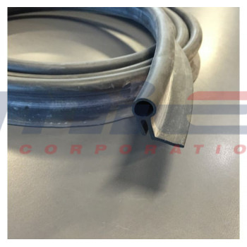 Lamborghini / Miura P400 / JOINT EN CAOUTCHOUC DU COFFRE ARRIÈRE Lamborghini / Miura P400 / JOINT EN CAOUTCHOUC DU COFFRE ARRIÈRE